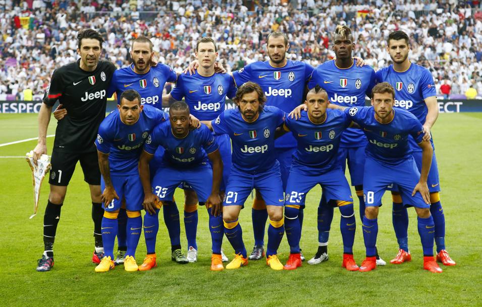 La formazione della Juve: Buffon, Bonucci, Lichtsteiner, Chiellini, Pogba e Morata in piedi; Tevez, Evra, Pirlo, Vidal e Marchisio accovacciati. Reuters